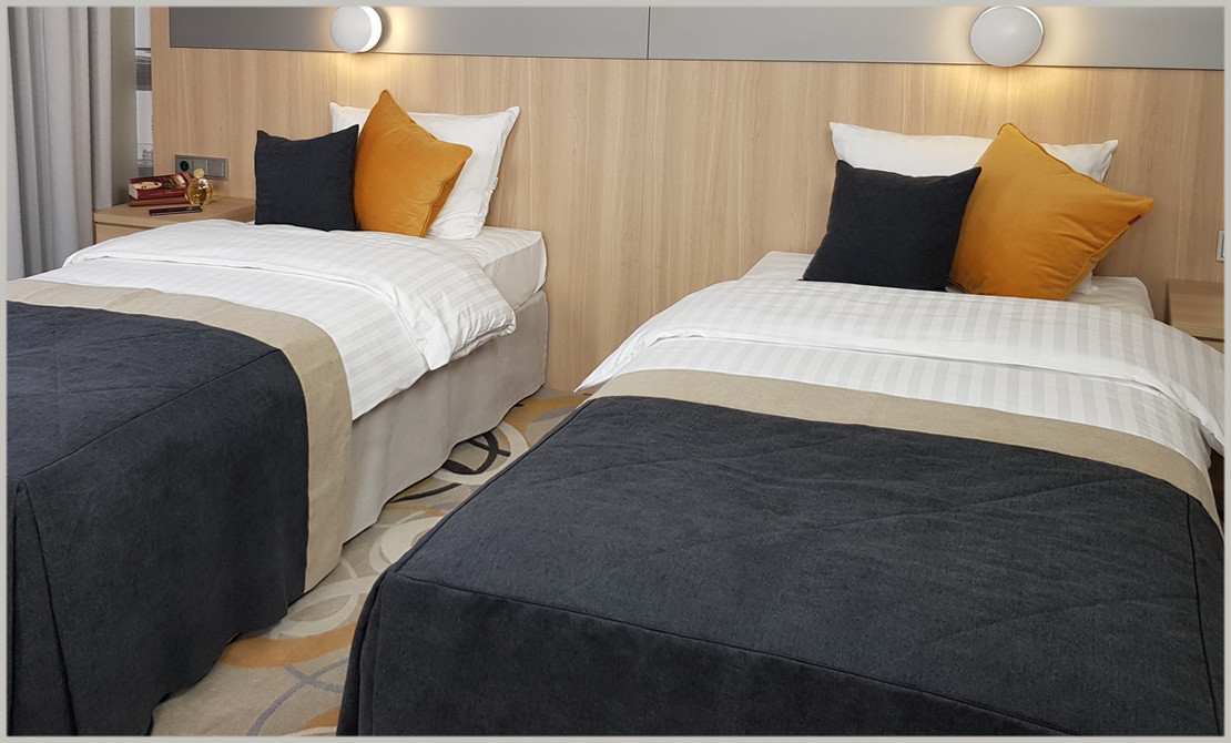 Pokój wzorcowy w hotelu.